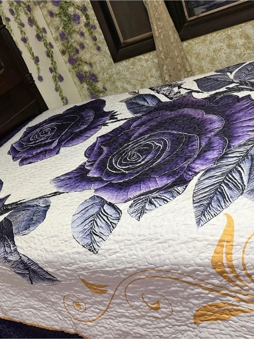 NEW. !! Purple & White Floral Quilt with Coordinating Shams